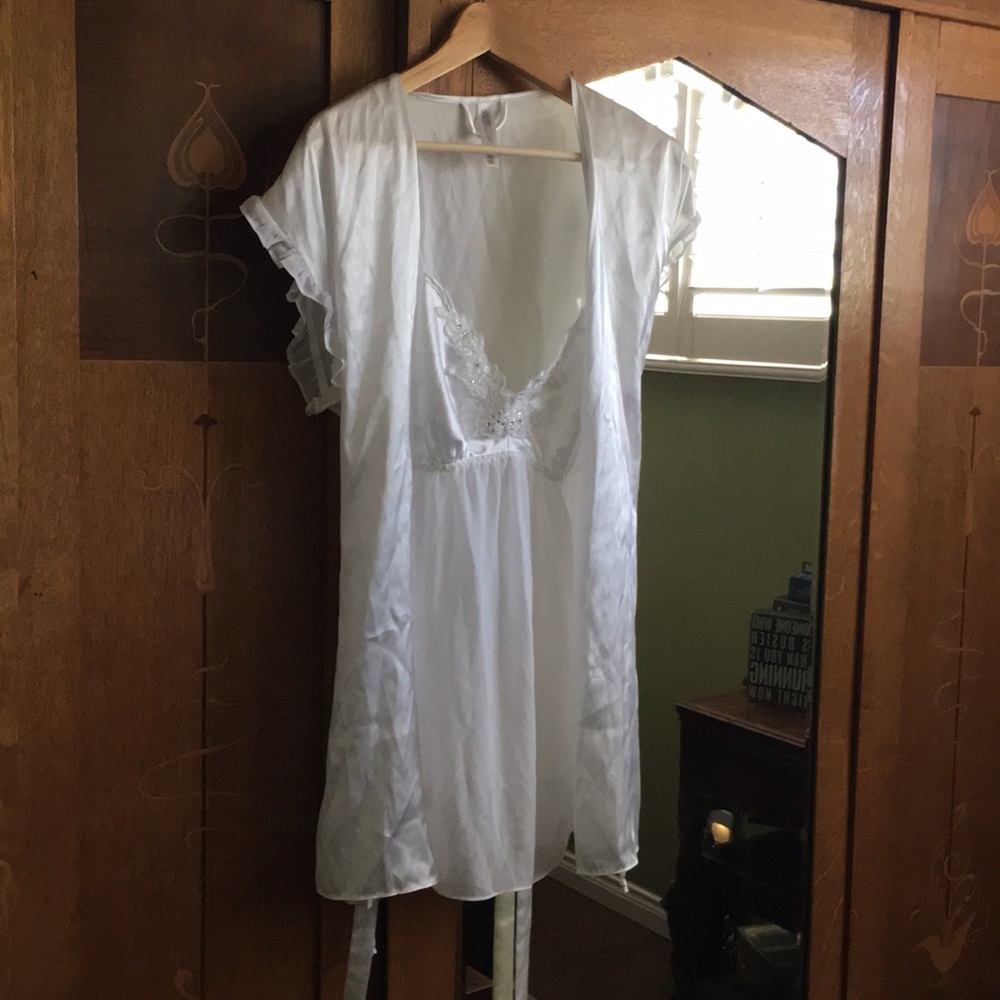 NEW White Gilligan & O’Malley robe and negligee